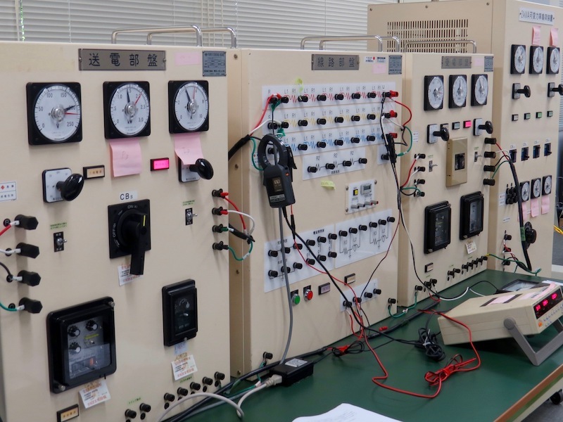 電力系の実験を行う3年生